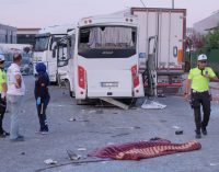İşçileri taşıyan midibüs ile TIR çarpıştı: Bir ölü, 25 yaralı