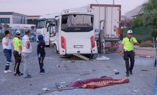 İşçileri taşıyan midibüs ile TIR çarpıştı: Bir ölü, 25 yaralı