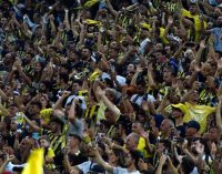 Fenerbahçe tribünlerinden sanatçı Gülşen’e destek