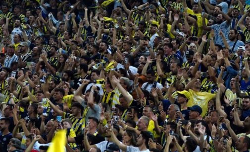 Fenerbahçe tribünlerinden sanatçı Gülşen’e destek