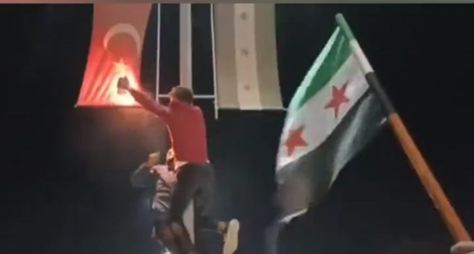Azez’de Türk bayrağını yakmaya çalışan iki kişi yakalandı