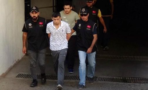 İzmir’de Fethullahçı operasyonu: Üç eski üsteğmen sahte kimlikle “gaybubet evi”nde yakalandı