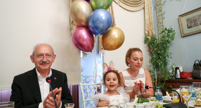 Kılıçdaroğlu, Gezi tutuklusu Tayfun Kahraman’ın kızı Vera’nın doğum gününe katıldı