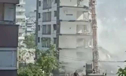 İzmir’de paniğe yol açan yıkım: Depremde hasar gören 11 katlı bina büyük bir gürültüyle çöktü