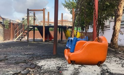 Ateşle oynayan çocuklar yangın çıkardı: Ana okulunun oyun parkı kül oldu