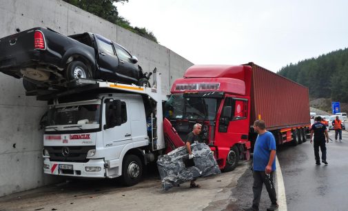 Manisa-İzmir yolunda yedi aracın karıştığı zincirleme kaza: Beş yaralı