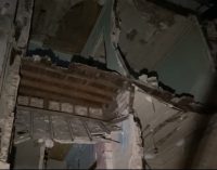 İzmir’de terk edilmiş bina büyük bir gürültüyle çöktü