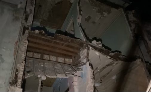 İzmir’de terk edilmiş bina büyük bir gürültüyle çöktü