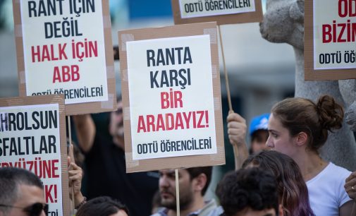 ODTÜ’lüler Ankara Büyükşehir önünde: “Mansur elini ODTÜ’den çek”