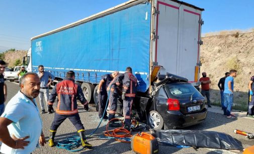 Ankara’da feci kaza: Emniyet şeridindeki TIR’a çarpan otomobildeki dört kişi öldü