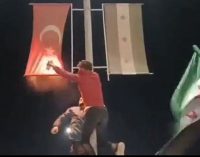 ÖSO’dan Türkiye’ye “rejimle barıştıracağız” tepkisi: Azez’de Türk bayrağını yaktılar