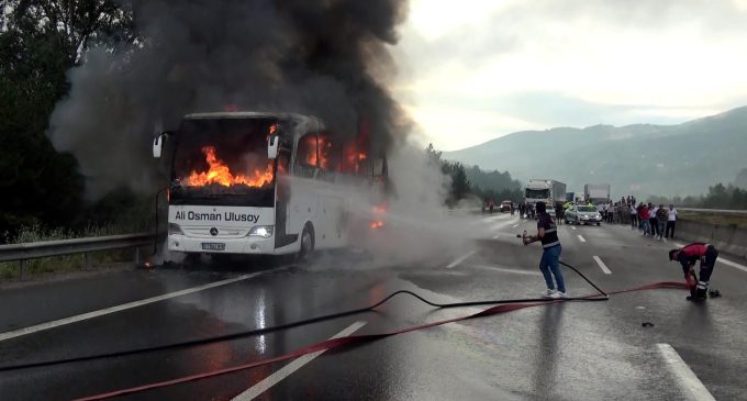 TEM’de seyir halindeki yolcu otobüsü alev topuna döndü