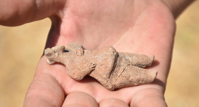 İzmir Kemalpaşa’daki Ulucak Höyüğü’nde 7 bin 800 yıllık kadın figürlü heykel bulundu