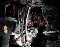 Uşak’ta yolcu otobüsü, TIR’a çarptı: Bir ölü, 39 yaralı