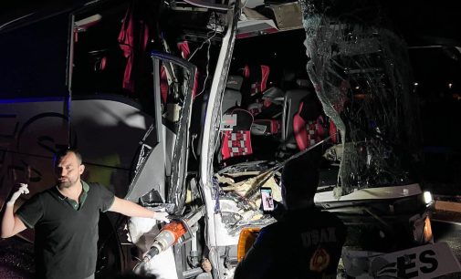 Uşak’ta yolcu otobüsü, TIR’a çarptı: Bir ölü, 39 yaralı