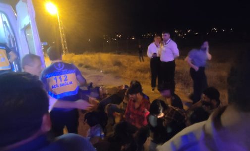 Van’da kaçak göçmenleri taşıyan minibüs, ticari araçla çarpıştı: Bir ölü, 13 yaralı