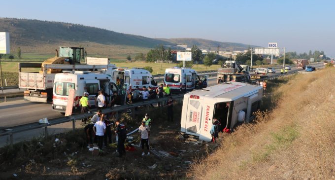 Yolcu otobüsü devrildi: Bir ölü, 30 yaralı