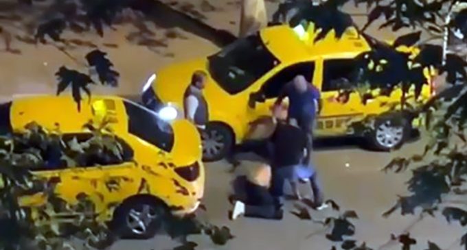 İki taksici, tartıştıkları scooter sürücüsünü sopayla darbetti