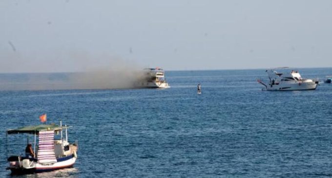 Antalya’da lüks yat denizde yandı