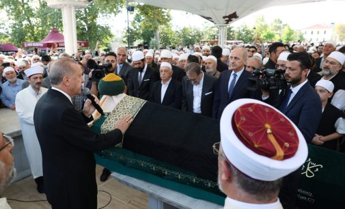 Erdoğan “Hamile kadının sokağa çıkması terbiyesizlik” diyen Cerrahi şeyhinin cenazesine katıldı