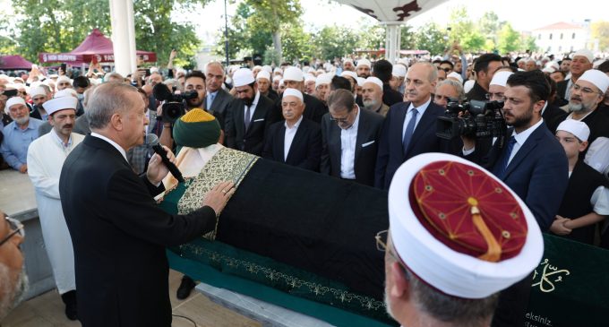 Erdoğan “Hamile kadının sokağa çıkması terbiyesizlik” diyen Cerrahi şeyhinin cenazesine katıldı