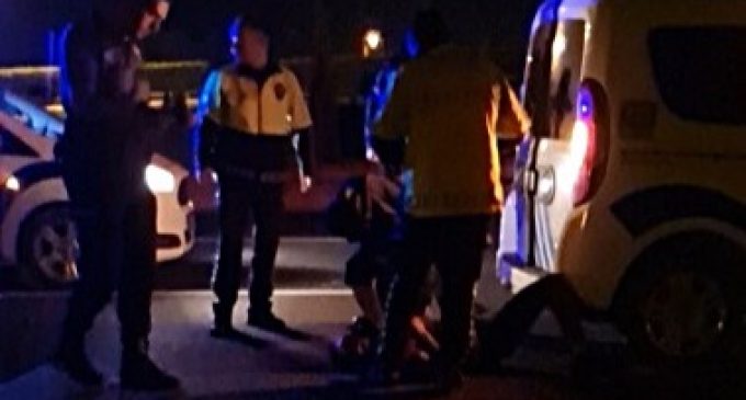 Alkollü sürücü polis arabasına binmemek için bayılma numarası yaptı