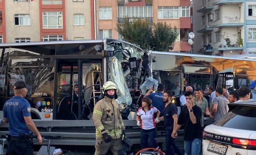 Avcılar’da iki metrobüs kafa  kafaya çarpıştı: 42 kişi yaralandı