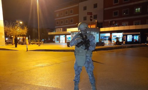 Bakırköy’de hastane önünde bekleyenlere silahlı saldırı