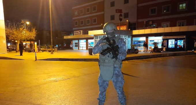Bakırköy’de hastane önünde bekleyenlere silahlı saldırı