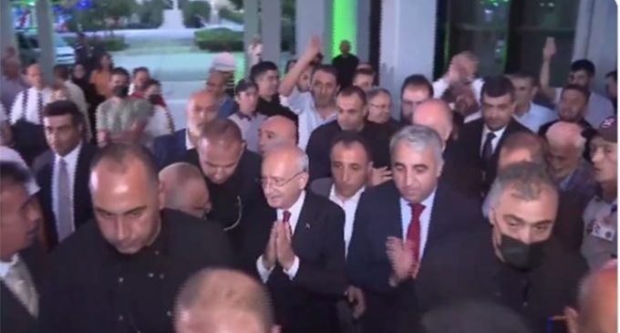 Kılıçdaroğlu “Bozkurt Kemal” sloganlarıyla uğurlandı: “Ülkücülere şeref verdiniz genel başkanım”