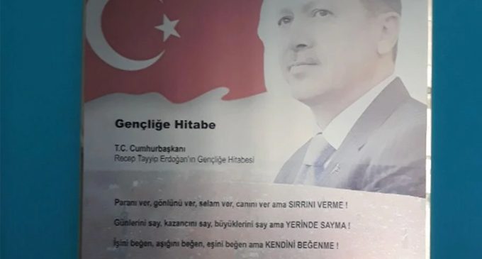TÜGVA’nın duvara astığı “Erdoğan’ın Gençliğe Hitabesi”nin ilk cümlesi: Paranı ver…