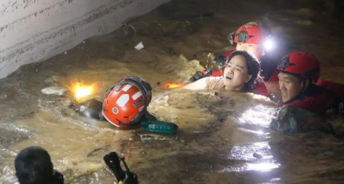 Güney Kore’de sular altında kalan otoparkta mahsur kalan yedi kişi öldü