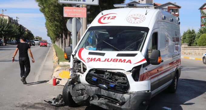 Denizli’de hasta taşıyan ambulans ile ticari araç çarpıştı: Beş yaralı