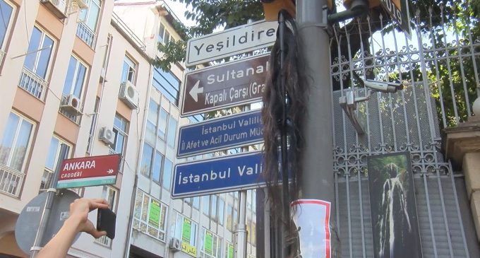 İstanbul’da Mahsa Amini eylemi: Saçlardan yapılan bayrak, protesto yürüyüşünün sembolü oldu