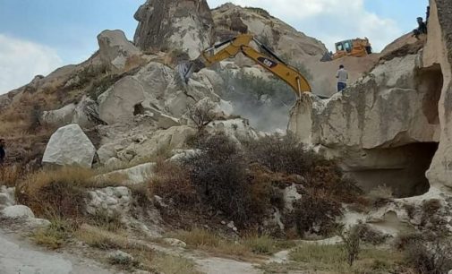 Kapadokya’da talan son sürat: Yol için peribacaları iş makineleriyle yıkılıyor