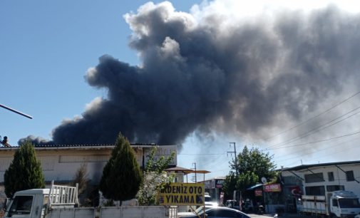 İzmir’de yatak fabrikasında yangın