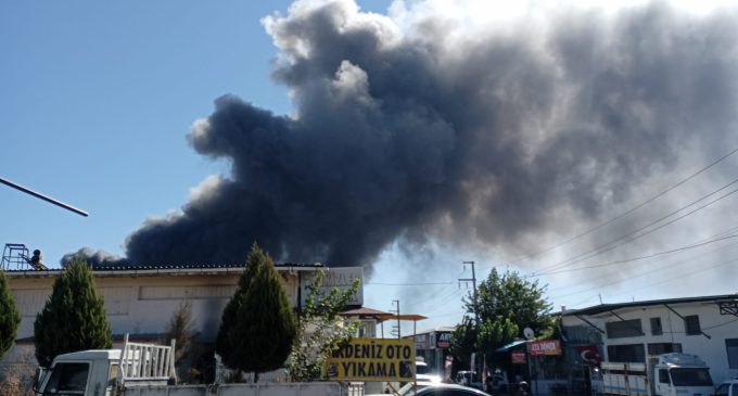 İzmir’de yatak fabrikasında yangın