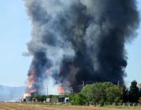 İzmir’de kozmetik fabrikasında yangın: Üç işçi dumandan etkilendi