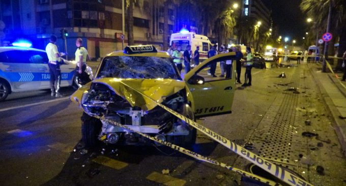 İzmir’de kontrolden çıkan taksi kağıt toplayıcısına çarptı: Bir ölü
