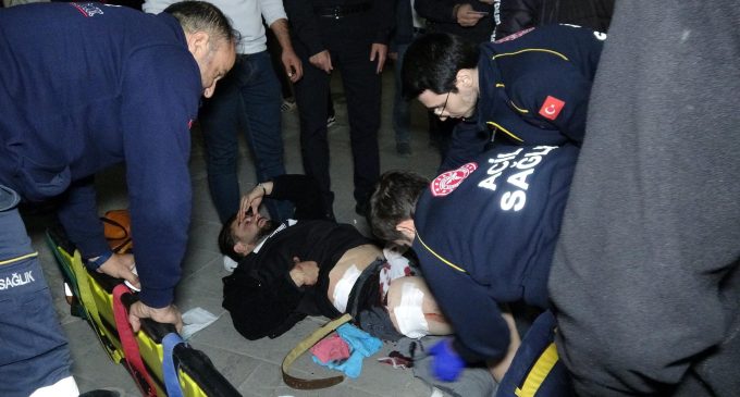 Erzurum’da bir genç küpe taktığı için dövülüp bıçaklandı
