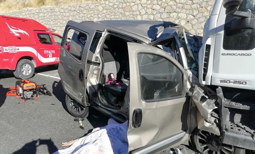 TIR ile hafif ticari araç çarpıştı: Altı ölü, bir yaralı