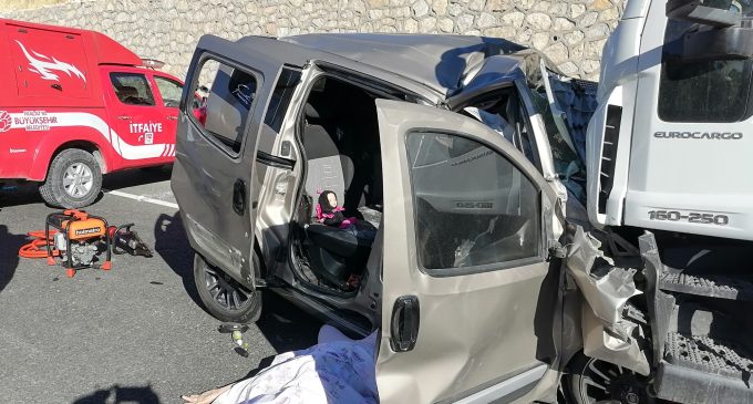 TIR ile hafif ticari araç çarpıştı: Altı ölü, bir yaralı