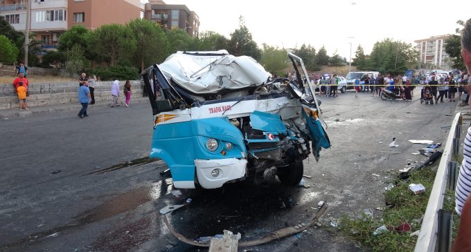 İzmir’de ölümlü kaza: Kontrolden çıkan midibüs yolcu indiren minibüse çarptı