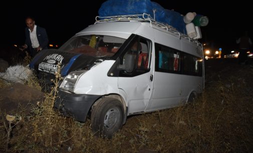 Tarım işçilerini taşıyan minibüs ile otomobil çarpıştı: 16 yaralı