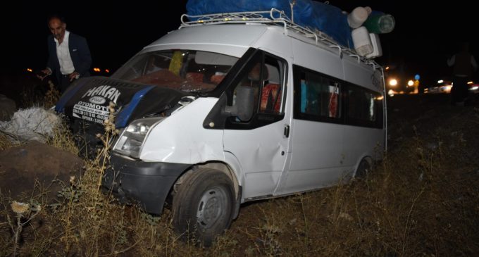 Tarım işçilerini taşıyan minibüs ile otomobil çarpıştı: 16 yaralı