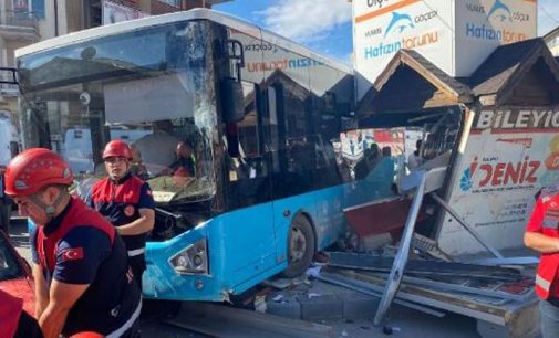 Sürücüsü kalp krizi geçiren halk otobüsü dört araç ile büfeye çarptı: Yedi yaralı
