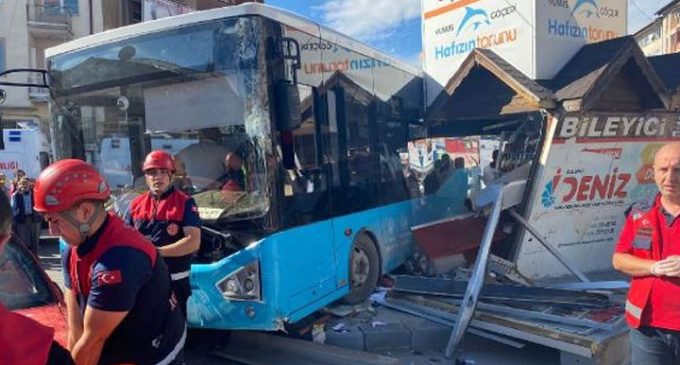 Sürücüsü kalp krizi geçiren halk otobüsü dört araç ile büfeye çarptı: Yedi yaralı