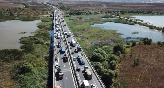 TEM’de TIR devrildi: Otoyolun Edirne istikameti trafiğe kapandı