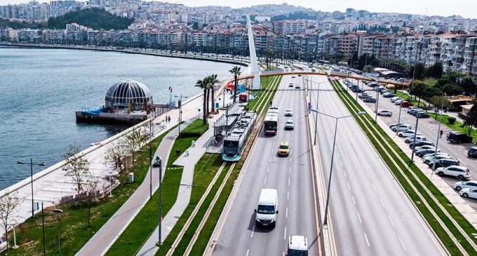 İzmir’de tramvay güvenlik görevlisi otomobilin çarpması sonucu yaşamını yitirdi: Ailesinden “ihmal” iddiası