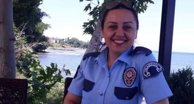 Polis memuru kadın evinde başından vurulmuş olarak ölü bulundu